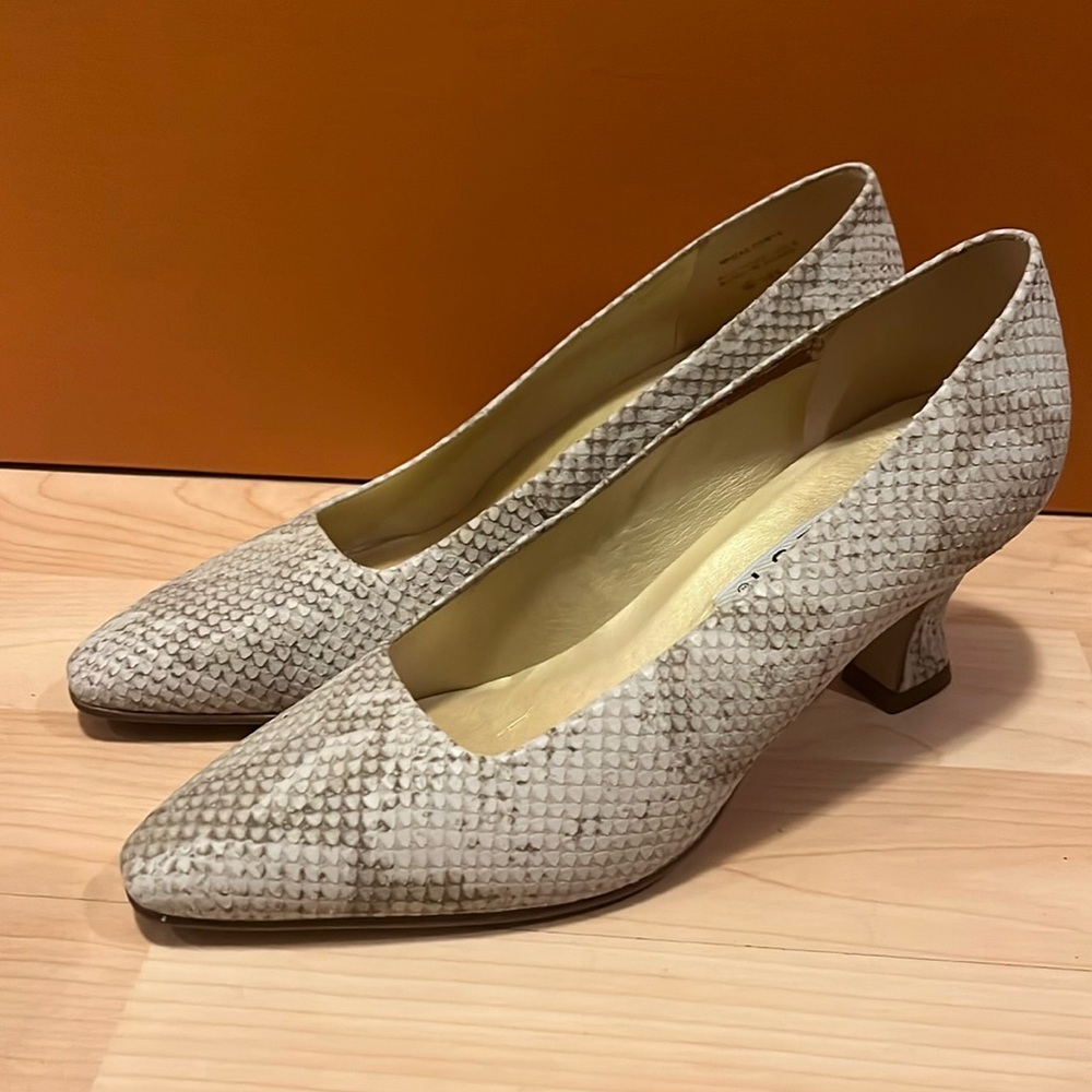 Nine West cream heels 7.5‎